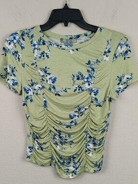 Good Luck Gem Light Green Floral Ruched Short Sleeve Top with Blue Accents sz M